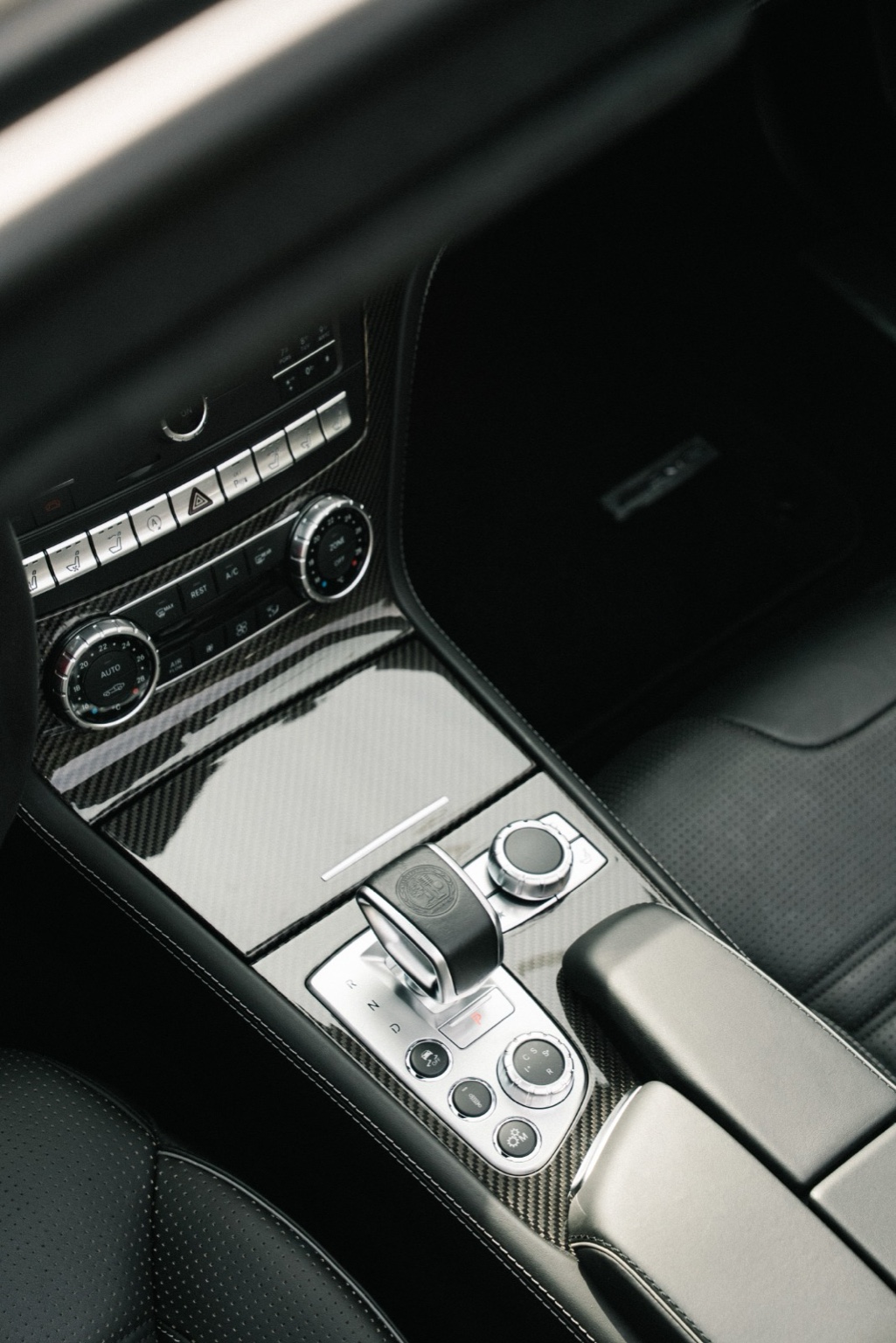 konsola Mercedes AMG