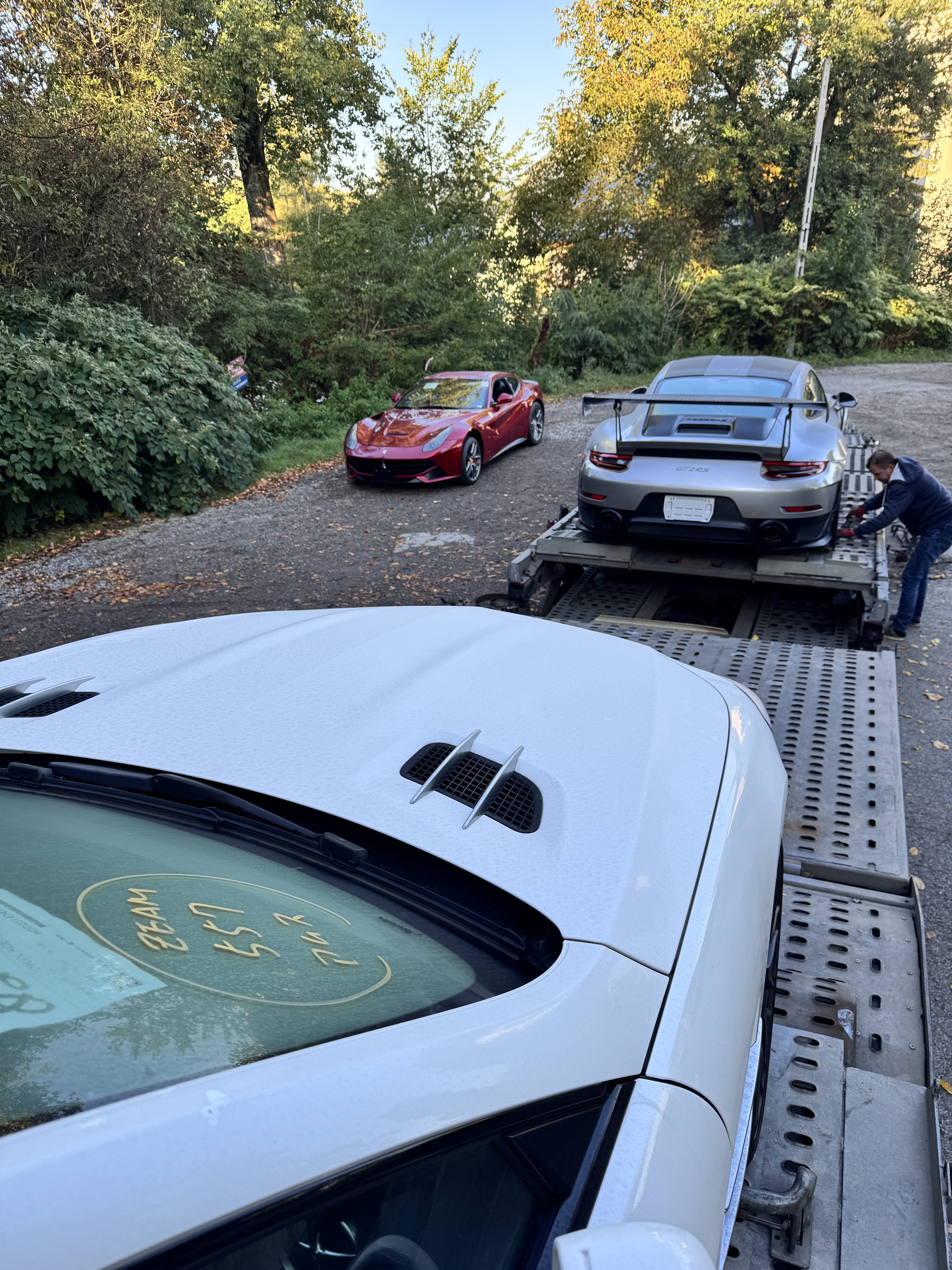 Ferrari i Porsche GT3 RS podczas transportu