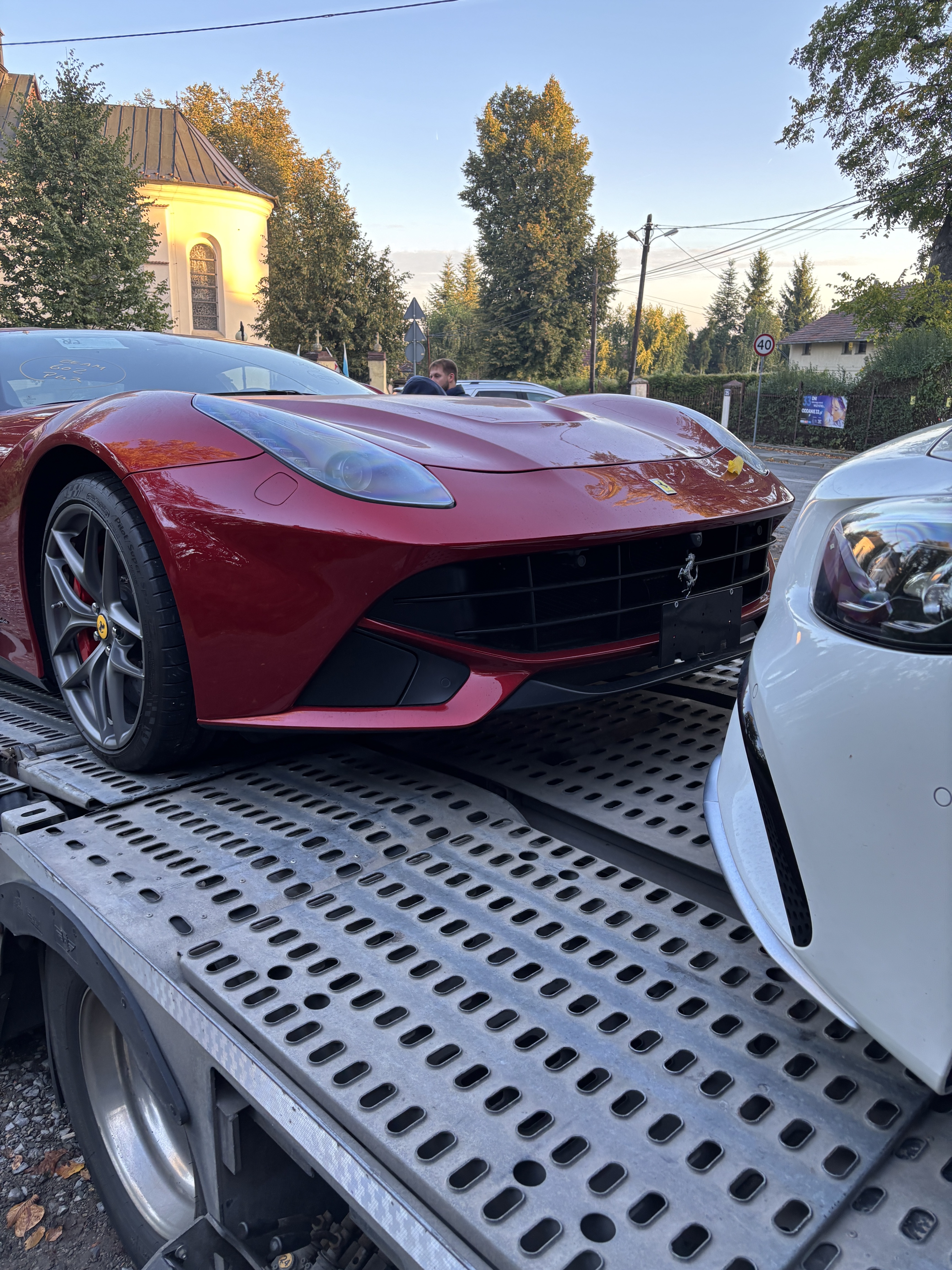 Ferrari i Mercedes na lawecie